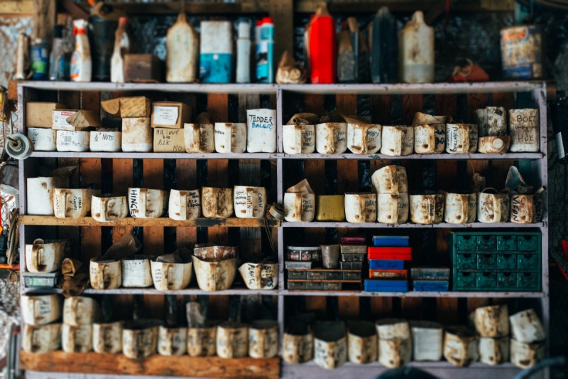 boutique-CASTELLAR-min_shelf_garage_dirty_collection_grunge-1178