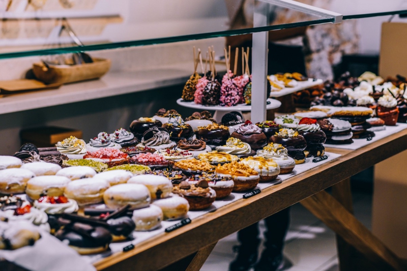 boutique-CASTELLAR-min_shop_dessert_pastry_bakery_counter-184398