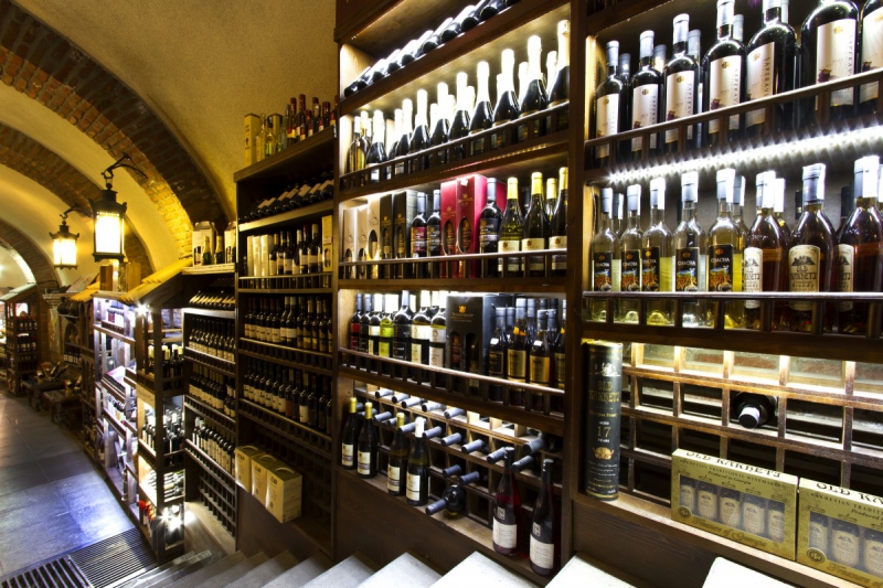 boutique-CASTELLAR-min_world_street_travel_shop_canon_georgia_wine_bottles-429767